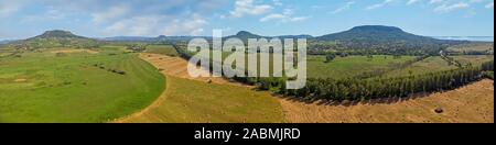 Antenna immagine agricola con vulcani di Ungheria, vicino al lago di Balaton Foto Stock