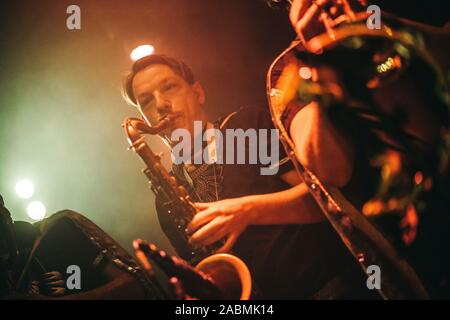 Copenhagen, Danimarca. 11th, ottobre 2019. La internazionale anima psichedelica band King Khan e i Santuari esegue un concerto dal vivo di Alice in Copenhagen. (Photo credit: Gonzales foto - Mathias Kristensen). Foto Stock