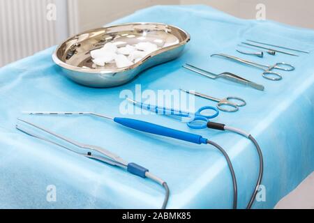Gli strumenti medici closeup su un pannolino sterile. Gli strumenti chirurgici kit per interventi di chirurgia estetica. Strumenti chirurgici e strumenti compresi forcipe e Foto Stock