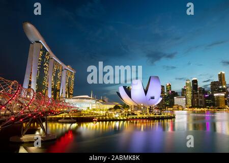 Visualizzare intorno a Marina Bay al crepuscolo in Singapore Foto Stock