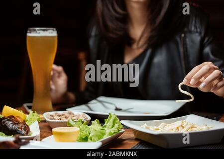 Vari spuntini serviti con la birra Foto Stock