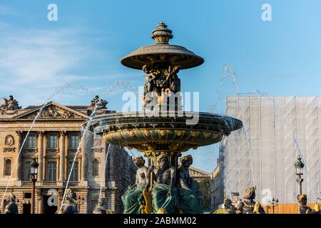 La Fountaine des Mers (la Fontana dei mari) , uno dei due molto grandi e belle fontane che siedono su entrambi i lati dell'obelisco di Luxor in Pl Foto Stock