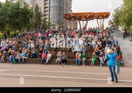 Krasnoyarsk, Russia, Agosto 25, 2019: spettatori all'aperto in gabbie ascoltare i musicisti di strada in estate. Krasnoyarsk Symphony orchestra. Foto Stock