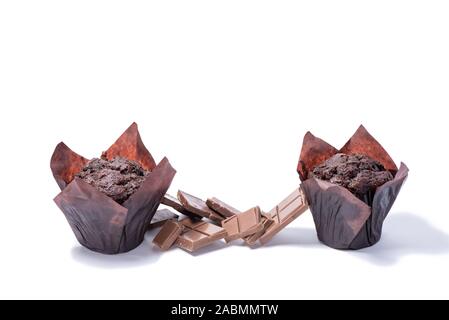 Deliziosi muffin cotti al forno con fette di cioccolato isolato su sfondo bianco Foto Stock