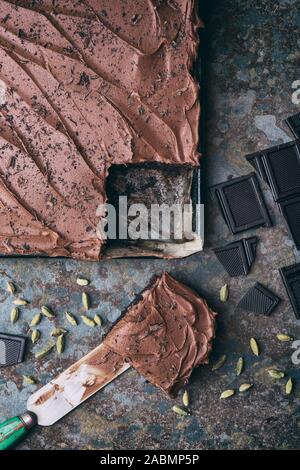 Cioccolato artigianale cardamomo torta con ingredienti Foto Stock