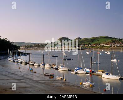 Visualizza N da Conwy cinta muraria in tutta l'Estuario per i picchi gemelli di Deganwy Castello (Castell Degannwy), il Galles del Nord, Regno Unito. Foto Stock