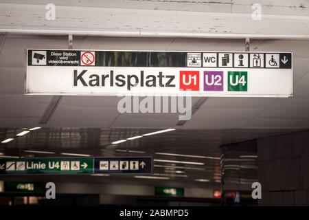 VIENNA, Austria - 6 Novembre 2019: Karlsplatz stazione della metropolitana segno di Vienna, Austria, chiamato anche U-Bahn che indica le linee U1, U2 e U4. È il Foto Stock