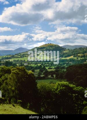 Vista guardando WNW lungo la Vale of Llangollen/Dee Valle a Castell Dinas Bran Iron Age hillfort & castello medievale, Denbighshire, Wales, Regno Unito. Foto Stock