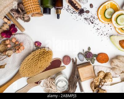 Set di eco e cosmetici naturali su sfondo bianco. Trattamenti per il viso e prodotti per il trattamento del corpo. Caffè body scrub, cetriolo e fettine di arancia, sapone, siero Foto Stock