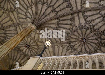 Il ventilatore a soffitto a volte sopra la sala Scala al Christ Church College di Oxford. Foto Stock