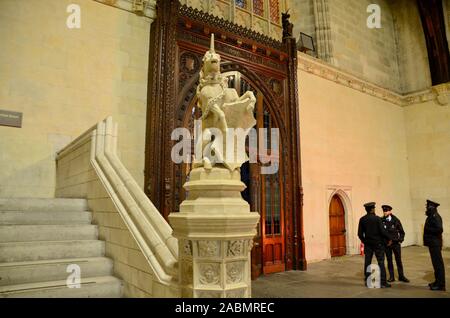 Le guardie di sicurezza nella Westminster Hall le case del parlamento Londra Inghilterra Regno Unito Foto Stock