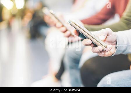 Gruppo di amici millenario guardare la loro smart telefoni cellulari - Nuova generazione addicted a nuove tendenze tecnologiche Foto Stock