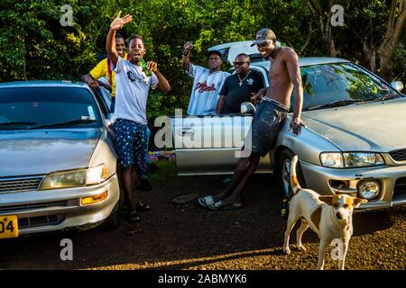 La gente del posto in Happy Hill, Grenada. Hash House Harriers Running Event in Happy Hill, Grenada. Per i giovani e gli anziani il defilee dell'Hasher è un cambiamento gradito, soprattutto perché si va sempre bene con la birra Foto Stock