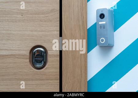 La telecamera video citofono vicino alla porta di ingresso all'appartamento Foto Stock