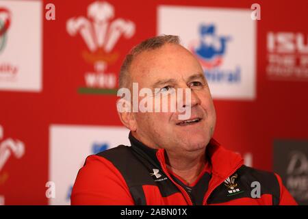 Hensol, Wales, Regno Unito. 28 Nov, 2019. Wayne Pivac, il capo allenatore del Galles di rugby parla alla stampa in occasione del Galles di rugby annuncio conferenza stampa presso la Vale Resort, Hensol, vicino a Cardiff, nel Galles del Sud giovedì 28 novembre 2019. Il team si sta preparando per la loro partita contro i barbari questo weekend . pic da Andrew Orchard/Alamy Live News Foto Stock