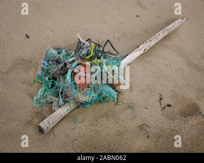 Scartata la spazzatura, pesca net un palo di legno e detriti lavato sulla sabbia, Bretignolles sur Mer, Vendee, a sud ovest della Francia Foto Stock