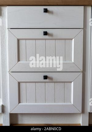 Bella bianca e moderna cucina cassetti in legno massiccio di close-up Foto Stock