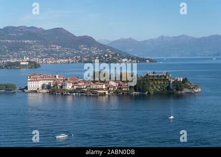 Vista aerea della bella isola nel Lago Maggiore e sulle Isole Borromee, Stresa, Piemonte, Italia Foto Stock