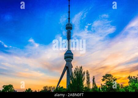 Tashkent torre televisiva visto dal parco presso il Memoriale per le vittime della repressione a Tashkent, Uzbekistan Foto Stock