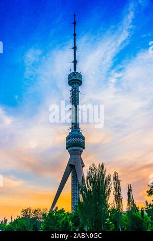 Tashkent torre televisiva visto dal parco presso il Memoriale per le vittime della repressione a Tashkent, Uzbekistan Foto Stock