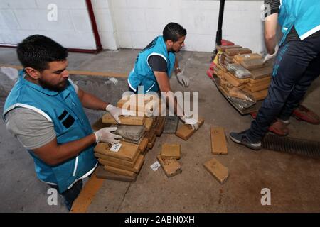 Buenos Aires, Buenos Aires, Argentina. 28 Nov, 2019. Il ministero della Sicurezza inceneriti 2 tonnellate di marijuana sequestrati nei forni del crematorio del Chacarita cimitero. Credito: Claudio Santisteban/ZUMA filo/Alamy Live News Foto Stock