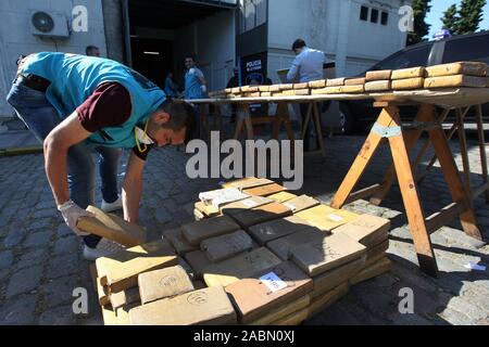 Buenos Aires, Buenos Aires, Argentina. 28 Nov, 2019. Il ministero della Sicurezza inceneriti 2 tonnellate di marijuana sequestrati nei forni del crematorio del Chacarita cimitero. Credito: Claudio Santisteban/ZUMA filo/Alamy Live News Foto Stock