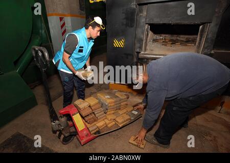 Buenos Aires, Buenos Aires, Argentina. 28 Nov, 2019. Il ministero della Sicurezza inceneriti 2 tonnellate di marijuana sequestrati nei forni del crematorio del Chacarita cimitero. Credito: Claudio Santisteban/ZUMA filo/Alamy Live News Foto Stock