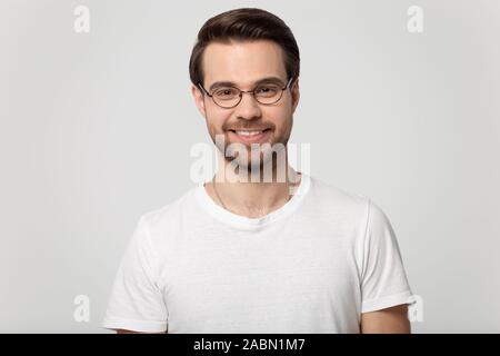 Headshot ritratto di uomo sorridente in bicchieri di sfondo per studio Foto Stock