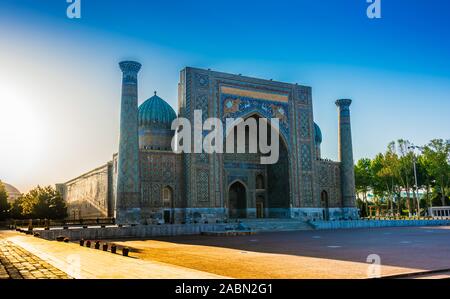 Registan, una vecchia piazza nel cuore della città antica di Samarcanda, Uzbekistan. Foto Stock