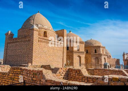 Storico necropoli Mizdakhan intorno alla città di Nukus in Uzbekistan Foto Stock