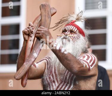 Leipzig, Germania. 28 Nov 2019. Principali Sumner, rappresentante della Australian Ngarrindejeri comunità, conduce una cerimonia di fumatori nel cortile del museo Di Grassi in occasione della consegna delle ossa degli indigeni australiani. I resti mortali di 45 indigeni australiani dalle aziende etnografico di Dresda Collezioni statali d'arte sono stati consegnati alla dell'ambasciatore d'Australia. Le ossa è venuto a Sassonia tra il 1880 e il 1914 come acquisti e donazioni. Foto: Jan Woitas/dpa-Zentra Credito: dpa picture alliance/Alamy Live News Foto Stock