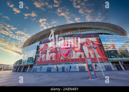 Londra/Inghilterra - 01 February, 2018 : Visita di fronte all'Emirates Stadium di Londra, Regno Unito mostra l'Arsenal armeria o Arsenal shop e biglietto s Foto Stock