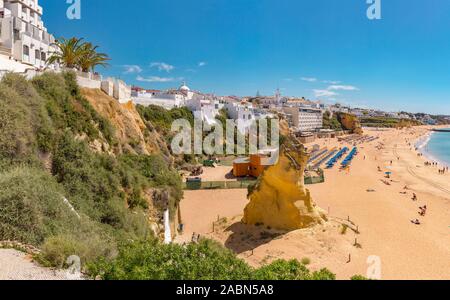 Roccia solitaria a Praia do Peneco, Albufeira, Portogallo Foto Stock