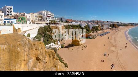 Roccia solitaria a Praia do Peneco, Albufeira, Portogallo Foto Stock