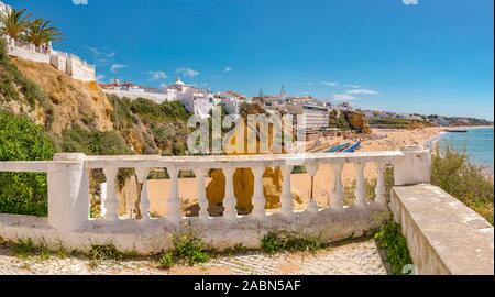 Roccia solitaria a Praia do Peneco, Albufeira, Portogallo Foto Stock