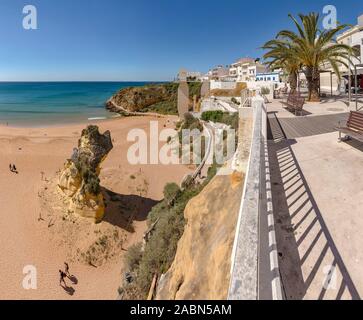 Roccia solitaria a Praia do Peneco, Albufeira, Portogallo Foto Stock