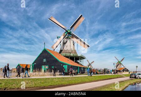 Mulini a vento lungo il fiume Zaan chiamato De Kat, De Zoeker, Het Jonge Schaap, Zaandam, Noord-Holland Foto Stock