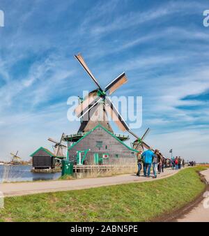 Mulini a vento lungo il fiume Zaan chiamato Poelenburg, De Kat, De Zoeker, Het Jonge Schaap, De Bonte Hen, Zaandam, Noord-Holland Foto Stock