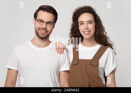 Ritratto di giovane millenaria che posano per una foto insieme Foto Stock