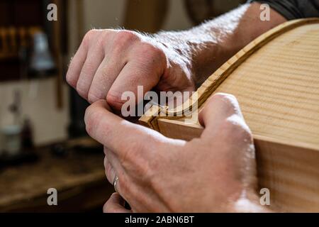 Troyes (Francia nord-orientale): Laurent Demeyere, chitarra maker specializzata in contrabbasso. Qui per fare un contrabbasso. Gesti e woodwo Foto Stock