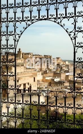 Vista su medina di Fez o Città Vecchia dal Palais El Mokri o El Moqri Palace (1906), incorniciato dalla finestra di elementi in ferro battuto, Fes o Fez Marocco Foto Stock