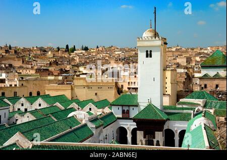 Vista sulla Moschea di Kairaouine & University (f.859) Roofscape, tetti, townscape & Skyline di Fes o Fez Marocco Foto Stock