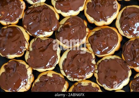 Un sacco di muffin al cioccolato, dolci fatti in casa panini o bomboloni Foto Stock