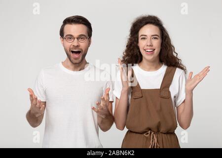 Stupito la millenaria giovane sentirsi sorpreso dalla buona novella Foto Stock