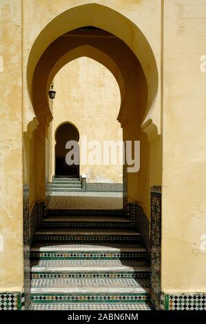 Archi orientali o archi Horsesoe nel Mausoleo di Moulay Ismail (1672-1727) Meknes Marocco Foto Stock