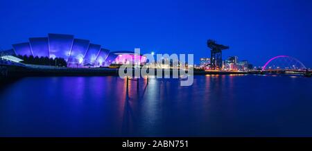 Viste icone culturali in sul fiume Clyde a Glasgow, Scozia Foto Stock