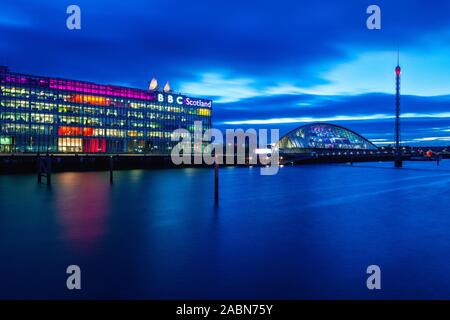 Viste icone culturali in sul fiume Clyde a Glasgow, Scozia Foto Stock