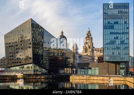 Uffici moderni edifici che circondano la Canning Dock con il Liver Building in background in una giornata di sole. Foto Stock