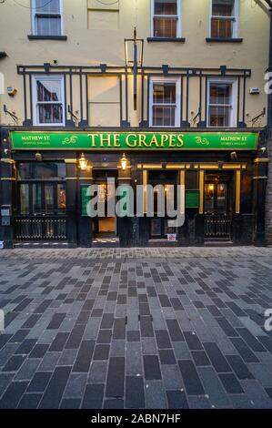 Regno Unito, Liverpool - 10 novembre 2019: Tall shot delle uve pub su Mathew Street, Liverpool. Questo è stato uno dei preferiti dei Beatles e di un certo numero di altri divieto Foto Stock