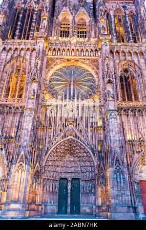 Interno della cattedrale di Notre Dame, Strasburgo, Alsazia, Grand Est, Francia Foto Stock